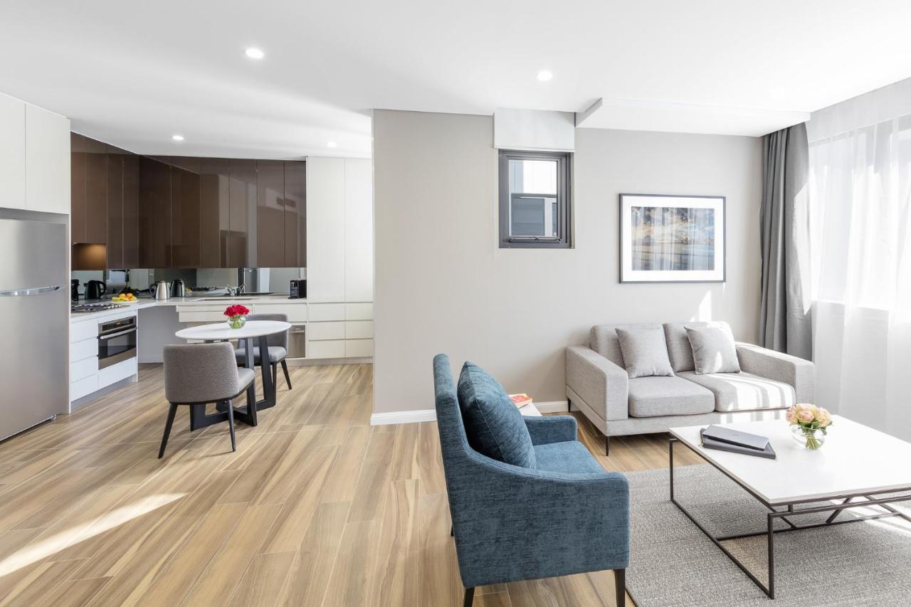 Meriton Suites Coward Street, Mascot Sydney Eksteriør billede A staged apartment at 100 East End Avenue