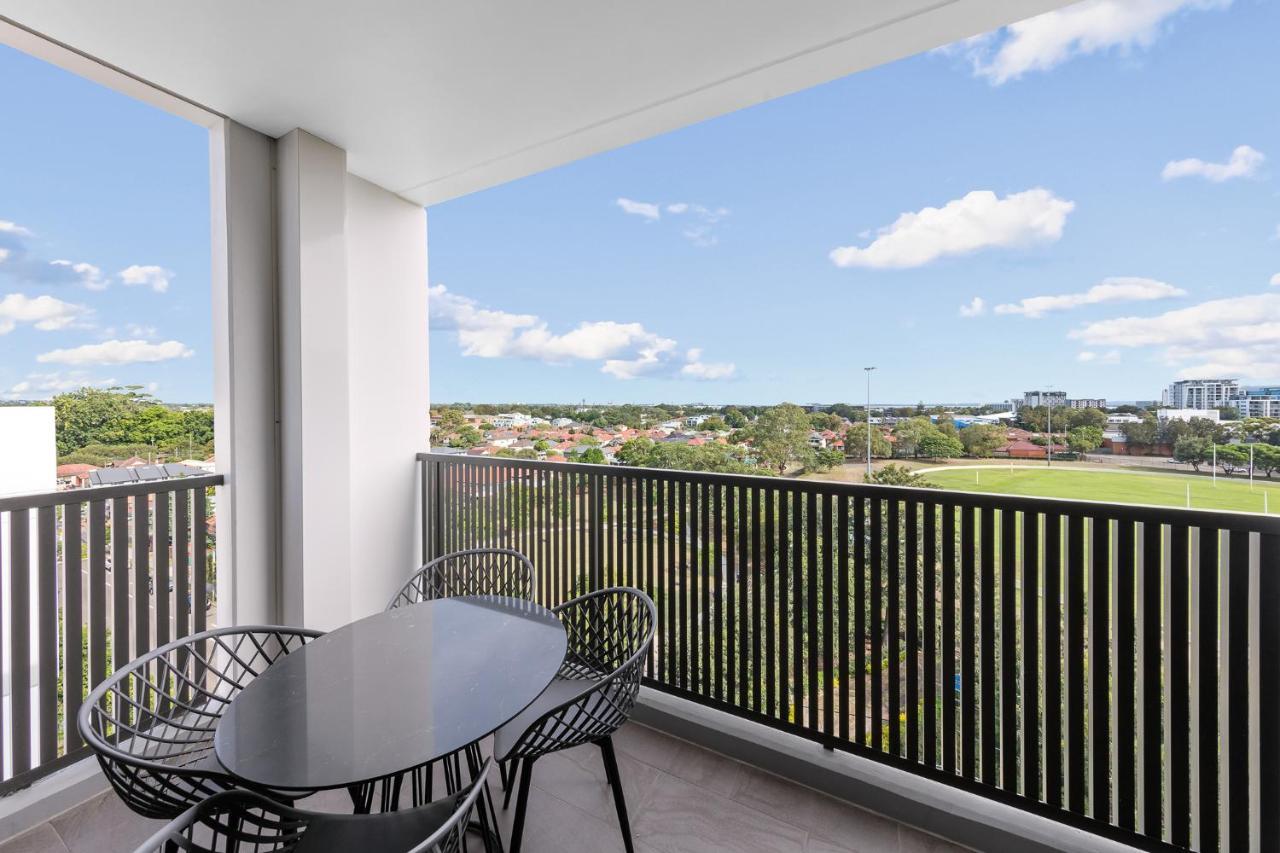 Meriton Suites Coward Street, Mascot Sydney Eksteriør billede Balcony