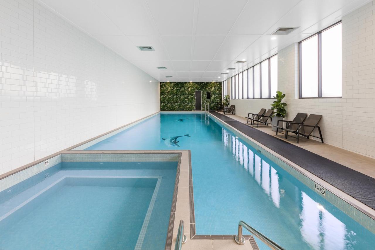 Meriton Suites Coward Street, Mascot Sydney Eksteriør billede The pool at the hotel