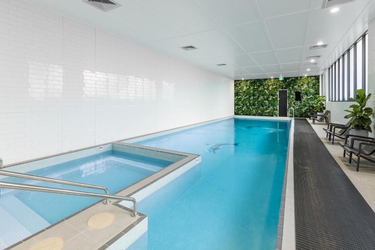 Meriton Suites Coward Street, Mascot Sydney Eksteriør billede The pool at the hotel